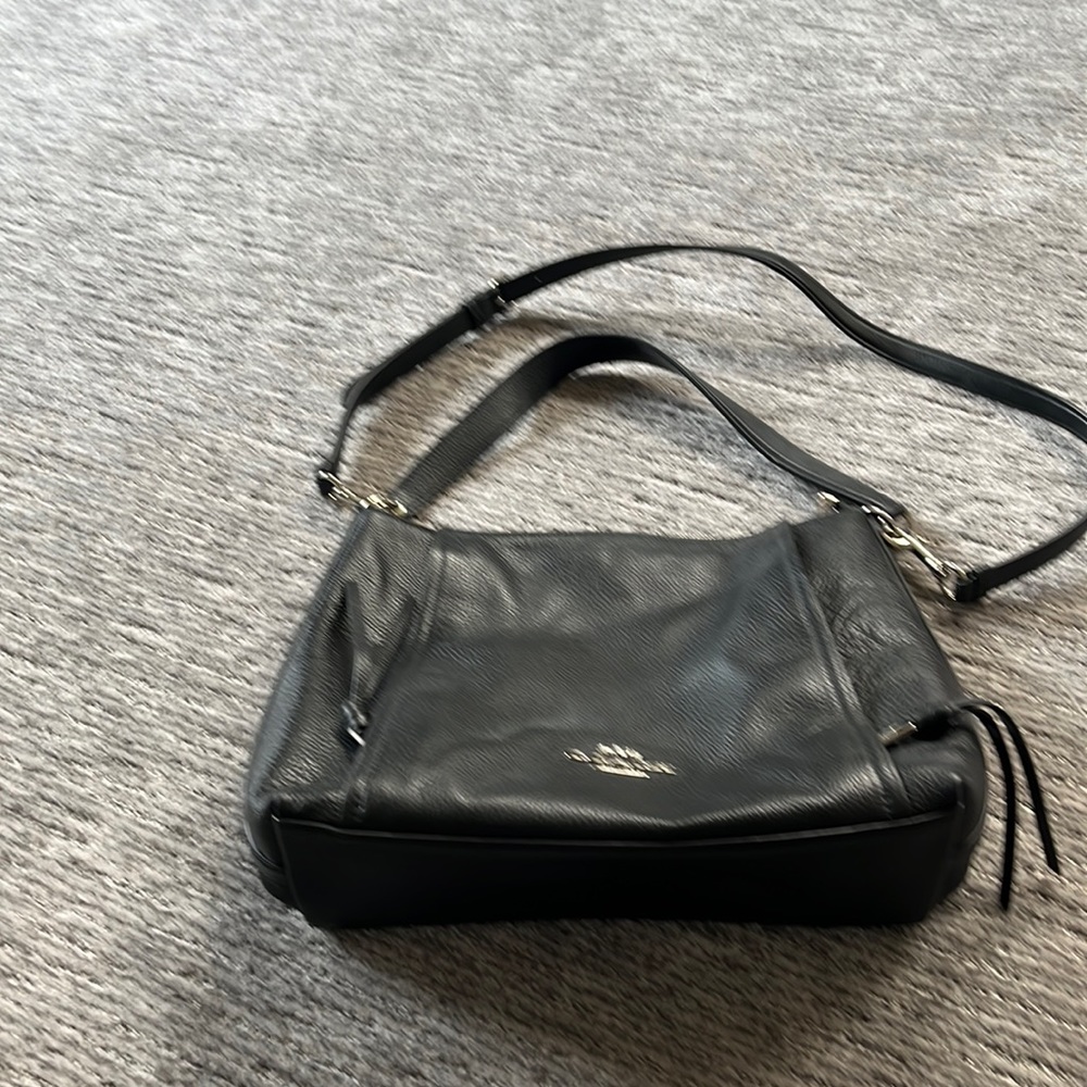 Black shoulder bag with 2 side pockets
